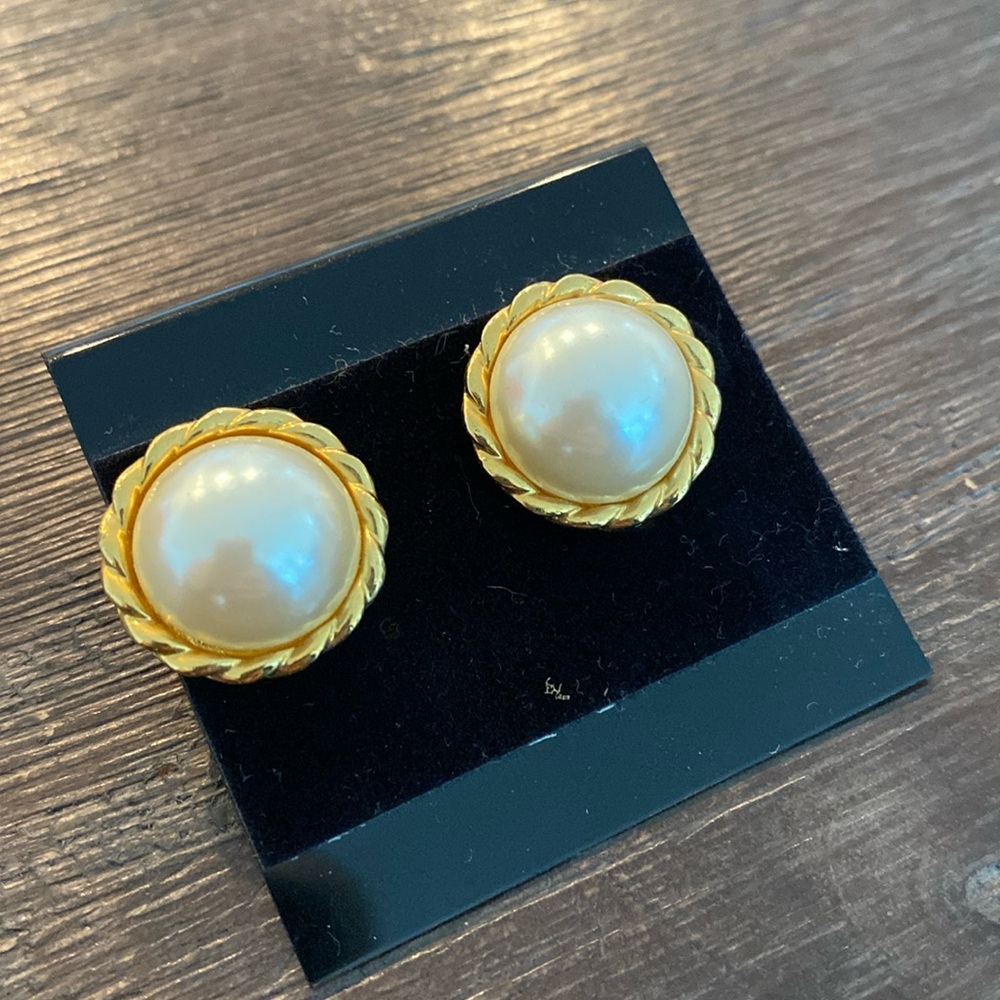 Old money vintage style gold and Pearl earrings